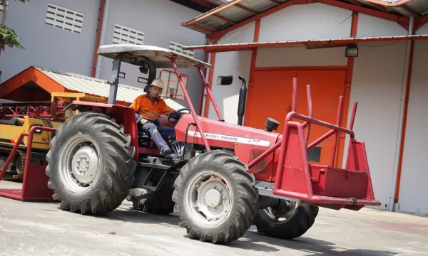 Support / Ancillary Equipment Tractors 1 dsc04960